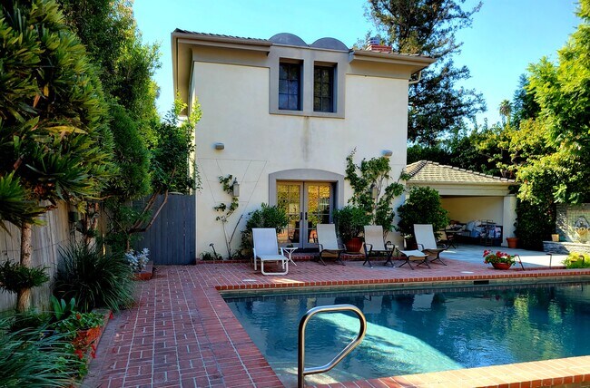 Cozy, 2 Story Guest House - 419 N McCadden Pl