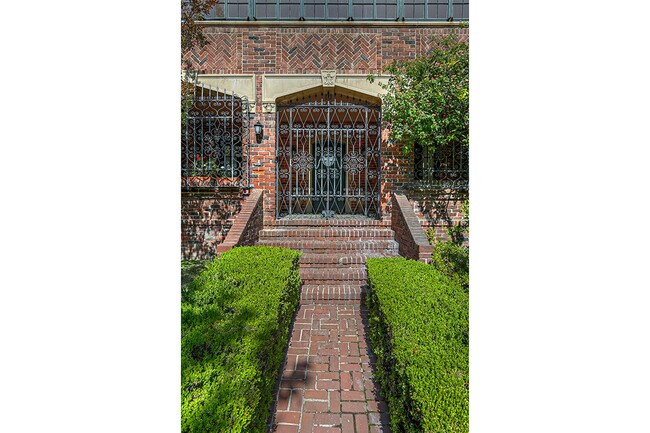 Building Photo - 1942 N Normandie Ave