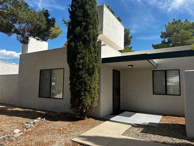 Foto del edificio - Furnished 3 Bedroom Condo across from Golf...