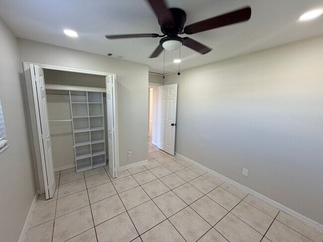Foto del edificio - 2 Bed 2 Bath Duplex with Screened Lanai in SE Cape Coral