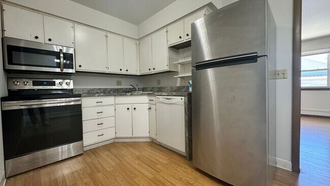 Foto del edificio - $1,200 | 2 Bedroom, 1 Bathroom Apartment | No Pets | Sublease* | Available for May 1st, 2026 Move...