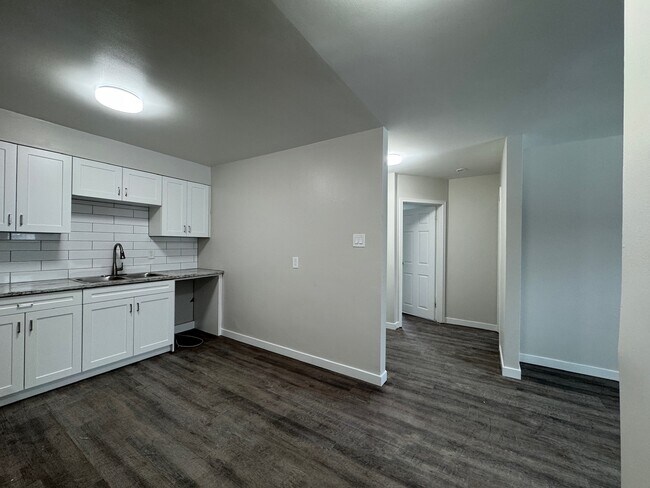 Building Photo - Renovated 1 Bedroom 1 Bathroom Apartment