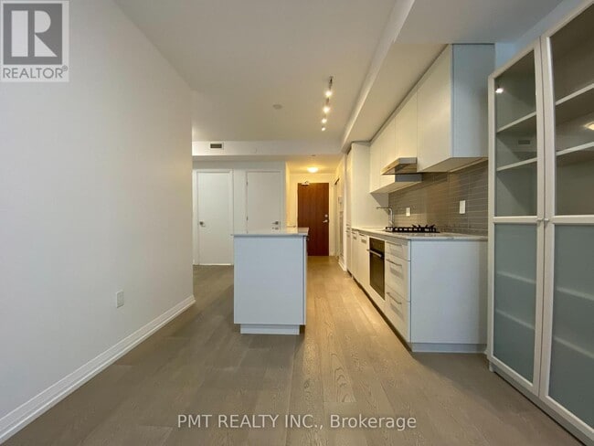 Building Photo - 835 St Clair Ave W