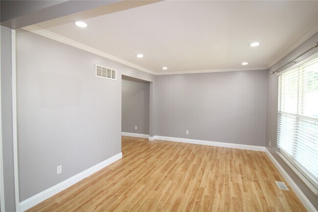 Foto del edificio - 912 Oakwood Farms Ln