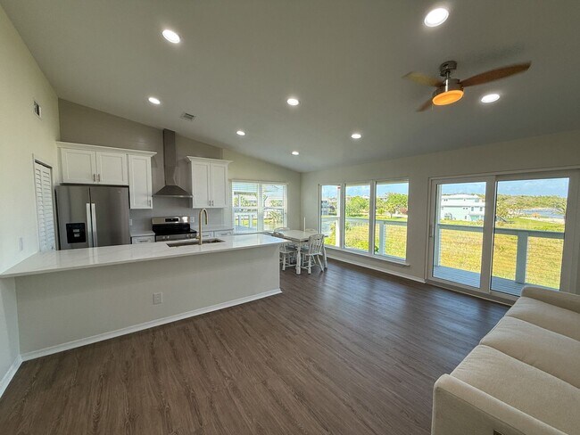 Building Photo - Completely renovated 2 bedroom 2 bath waterfront condo for rent near Pensacola Beach!