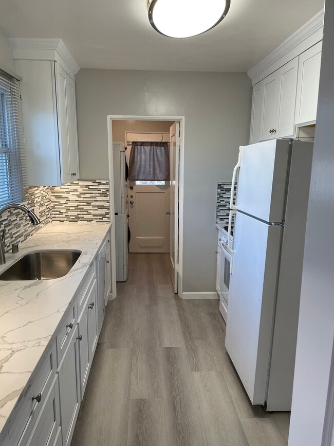 Kitchen - 1658 Oxford St