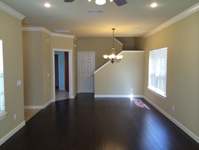 Building Photo - 4 Bedroom, 2.5 Bath Home With Two Car Garage