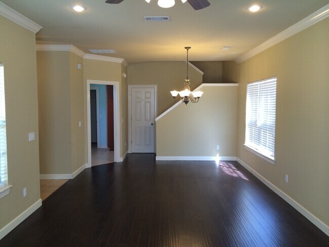 Foto del edificio - 4 Bedroom, 2.5 Bath Home With Two Car Garage