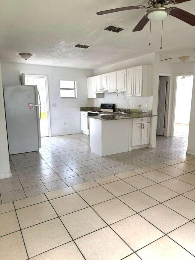 Foto del edificio - 421 NE 26th Ct