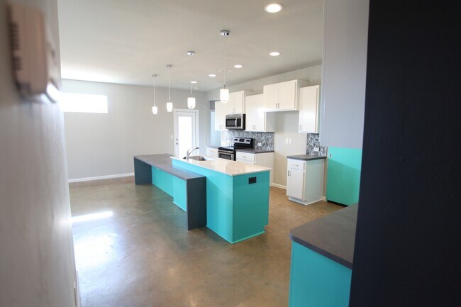 Foto del edificio - Playful, Modern Home - Deer Creek Schools,...