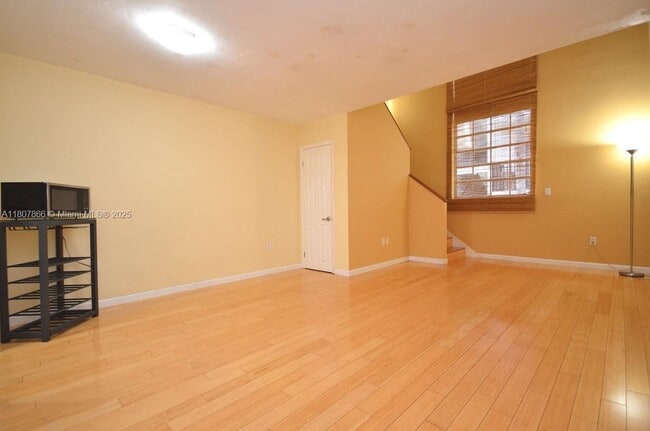 Building Photo - 335 Navarre Ave