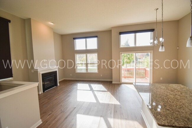 Building Photo - 3 Bedroom 2.5 Bath Townhome Near Jordan Creek