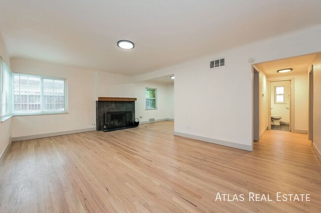 Building Photo - Stylish 3 BR townhome @ great location! NO...