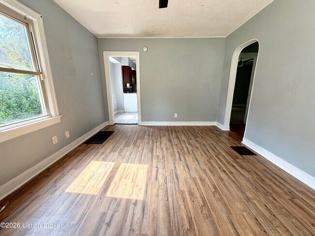Foto del edificio - 2706 Wyandotte Ave