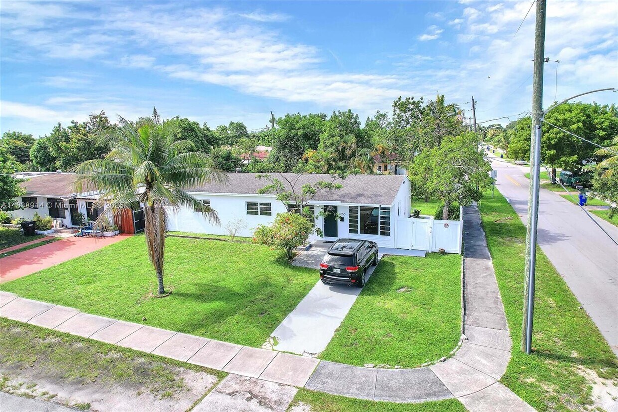 Foto principal - 1050 NE 156th St