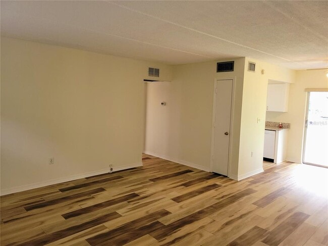 Building Photo - 6925 Avenue Des Palais