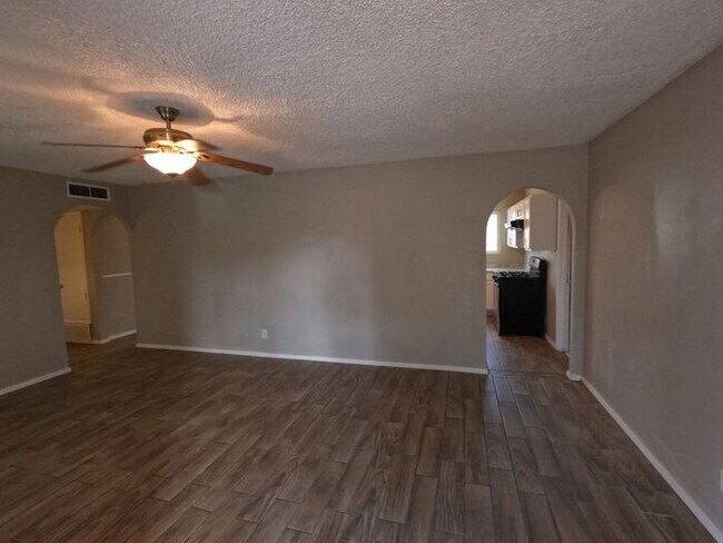 Foto del edificio - Beautiful 3 Bdrms/2 Baths corner lot
