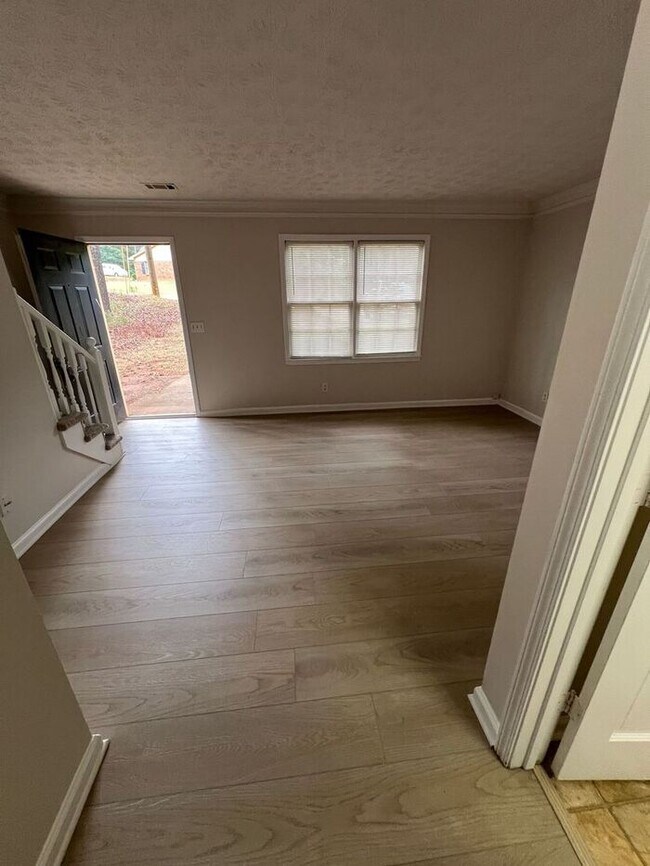 Building Photo - READY NOW!!! 2 bedroom townhouse available in Lawrenceville!