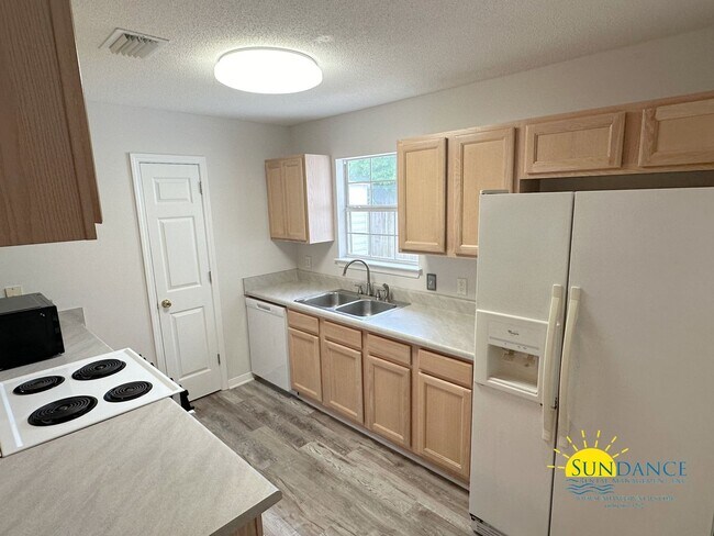 Building Photo - Charming 3 Bedroom Bungalow in Navarre!