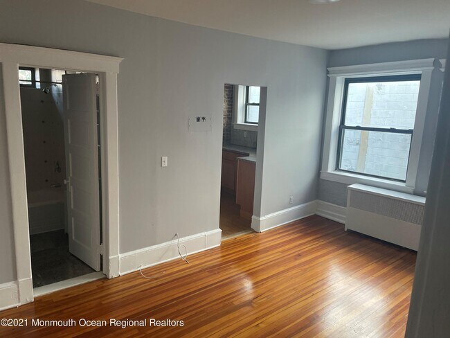 Building Photo - 611 Bangs Ave