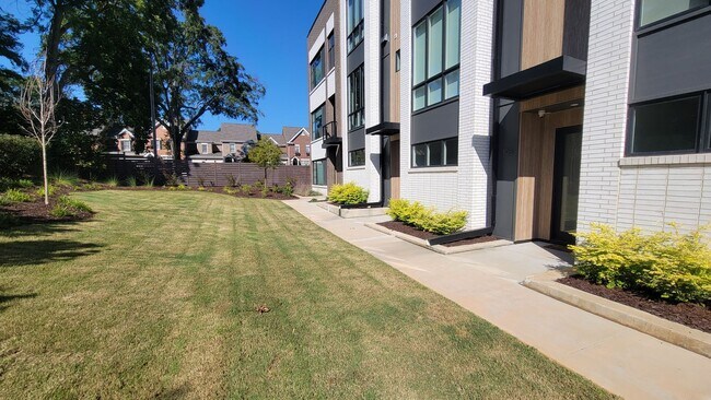 Building Photo - 2 Bed, 2.5 Bath Townhome Available in Down...