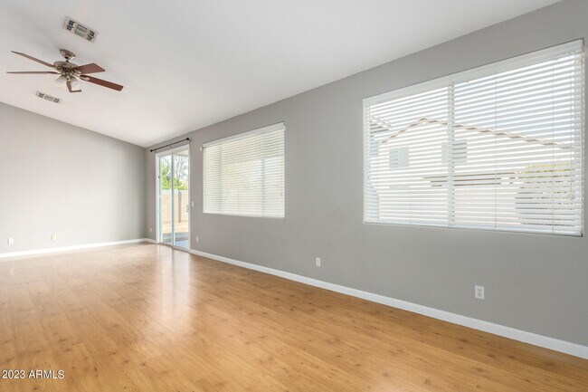 Foto del edificio - 150 E Betsy Ln