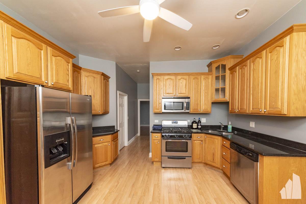 Foto principal - 3 bedroom in Chicago IL 60657