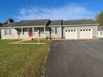 Primary Photo - Close to everything! Rambler with fully fi...
