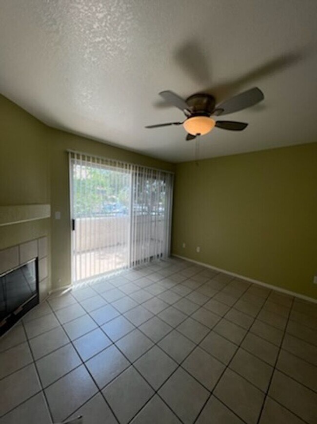 Building Photo - 1 Bedroom Condo Located in Canyon Willow!!