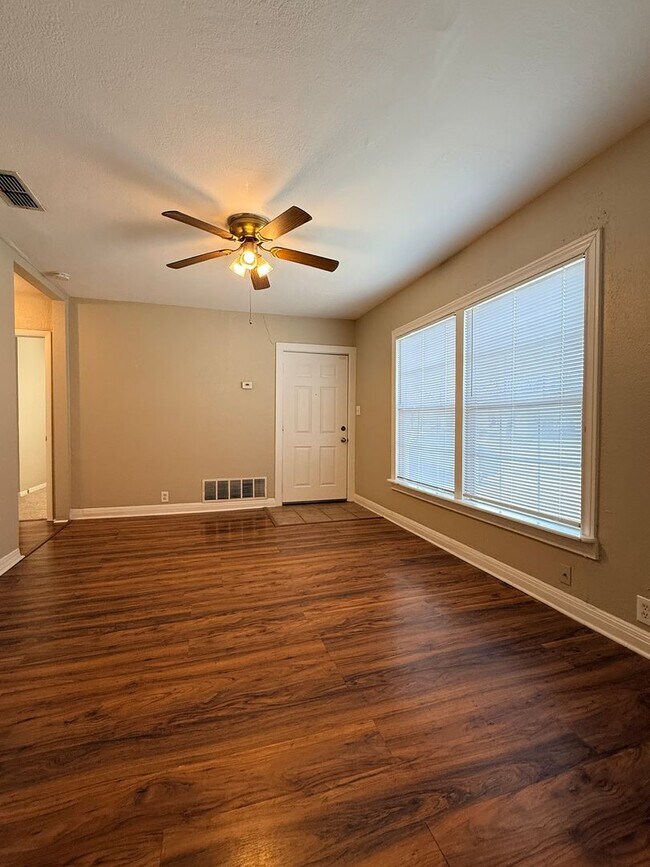 Building Photo - 1 Bedroom 1 Bath - Office Space - Large Yard