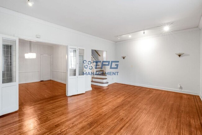 Foto del edificio - 121 Bentley Ave