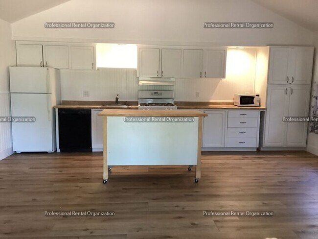 Building Photo - Wine County Cottage Delight