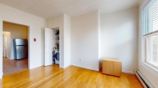 Building Photo - 466 Monmouth St