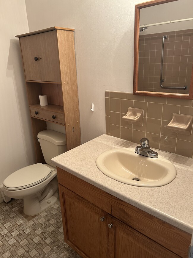 Main bathroom - 53 Vail St