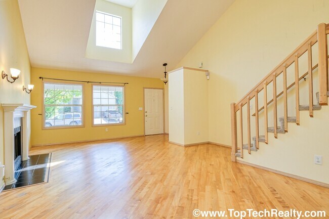 Building Photo - Charming 3 BD | 2.5 BTH Single Family Home In Deerfield Neighborhood! Great Location & Quiet Neig...