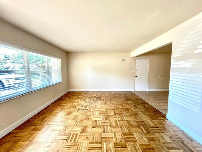 Building Photo - Cute 2/1.5 Quaint Bungalow with Single Garage in Winter Park right off Lee Road!