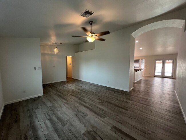 Building Photo - 4 BEDROOM POOL HOME!