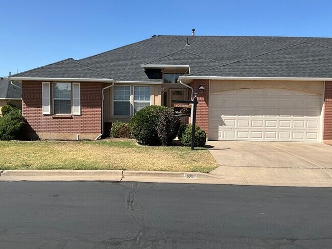 Foto del edificio - 4 bdrm 3 bth Home 2 Car Garage- HOA with Pool