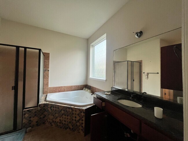 Building Photo - 13930 Willow Bend Dr