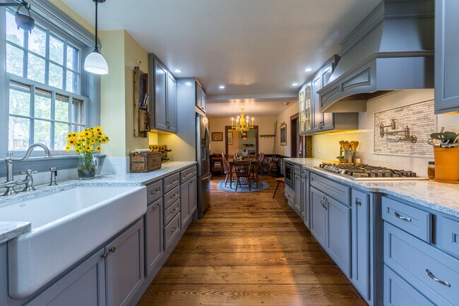 Building Photo - 8BR- 815