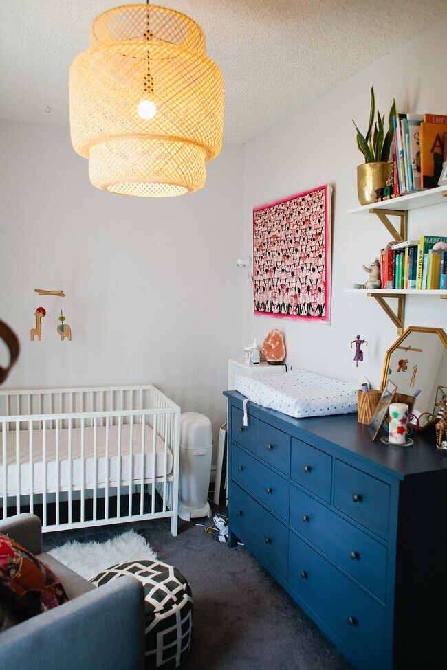 Segundo dormitorio (lo suficientemente grande como para una cama de matrimonio). - 2432 W 37th Avenue