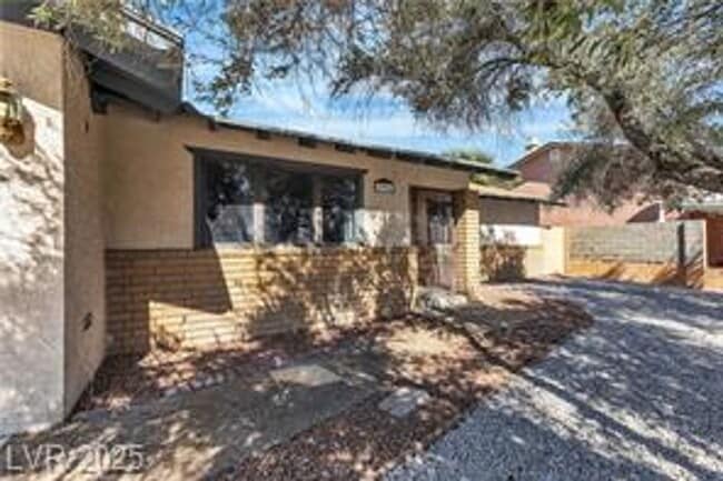 Building Photo - Spacious Single Story Home Near Sahara/Eas...