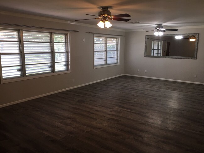 Building Photo - Beautifully renovated 3 bed/3bath near UTMB