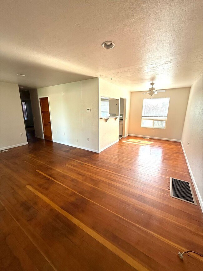 Foto del edificio - 502-504 Barth Ave