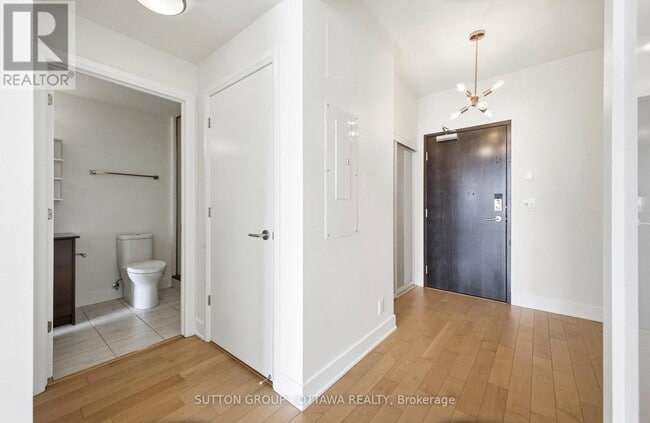 Building Photo - 1035 Bank St