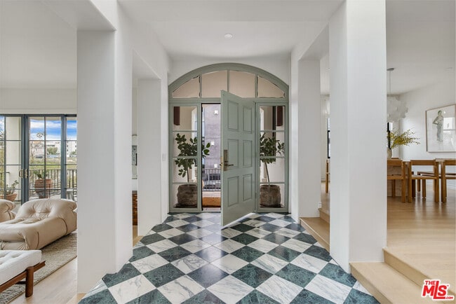 Building Photo - 5201 Vía Donte