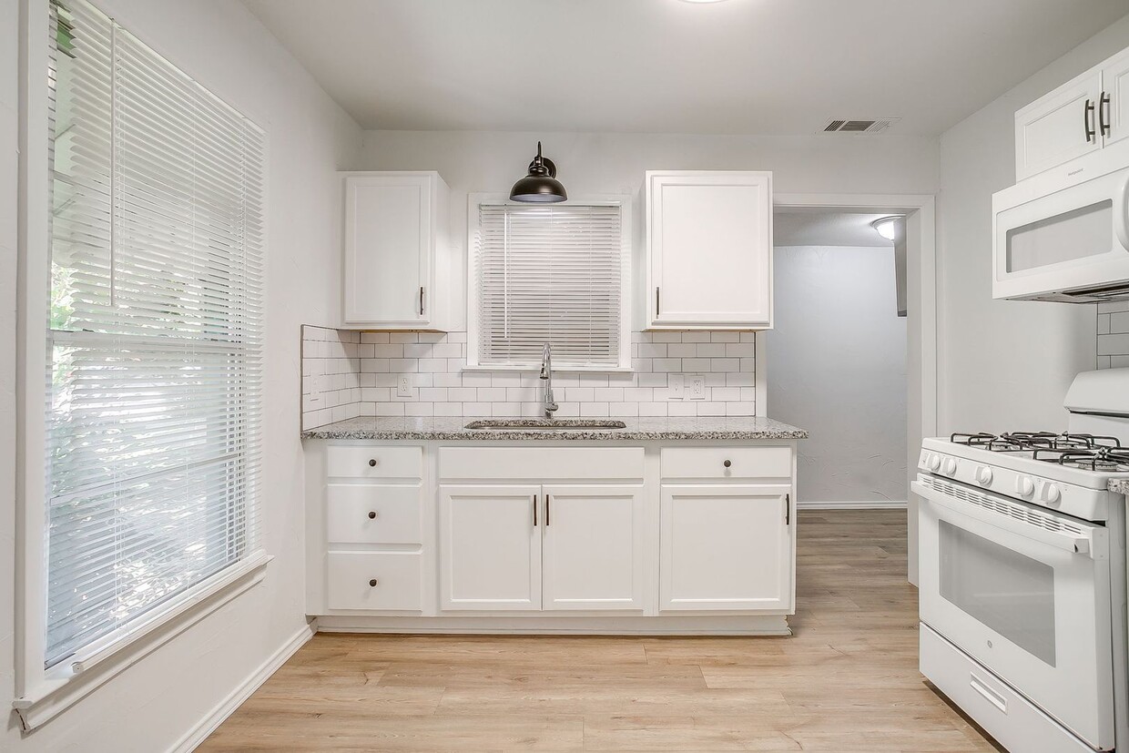 Charming Home located in the center of town! - Charming Home located in the center of town!