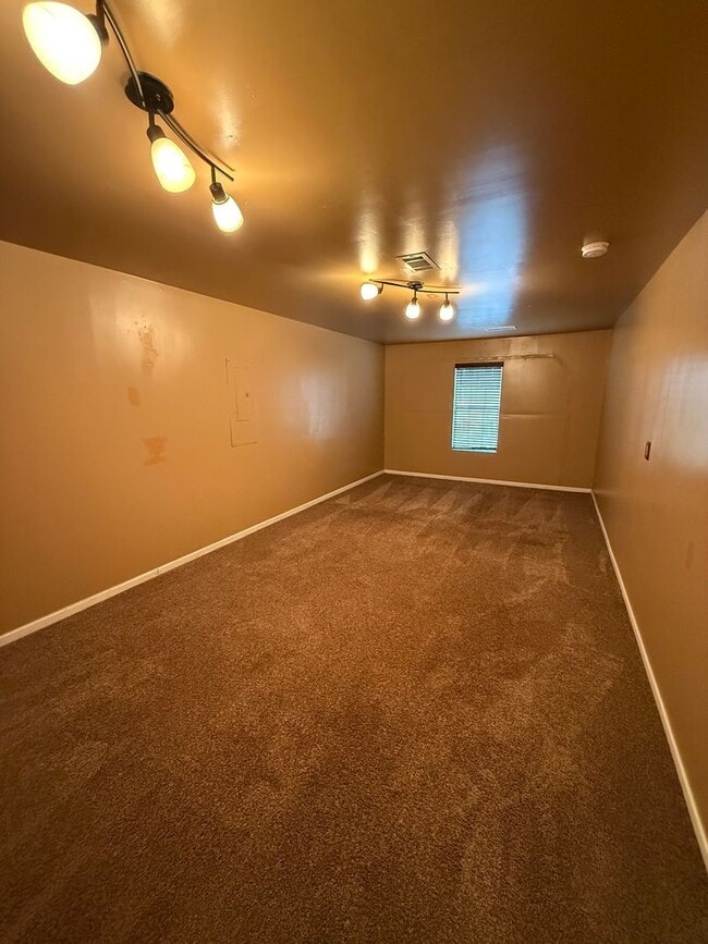 Building Photo - Comfort Meets Convenience — Move-In Ready!