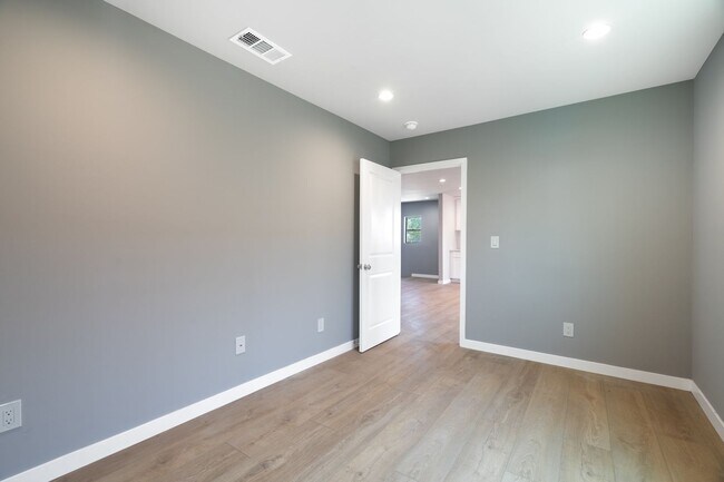 Building Photo - 1049 W 62nd St