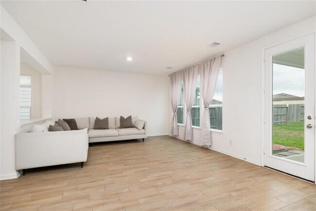Foto del edificio - 14627 Monterey Cypress Dr